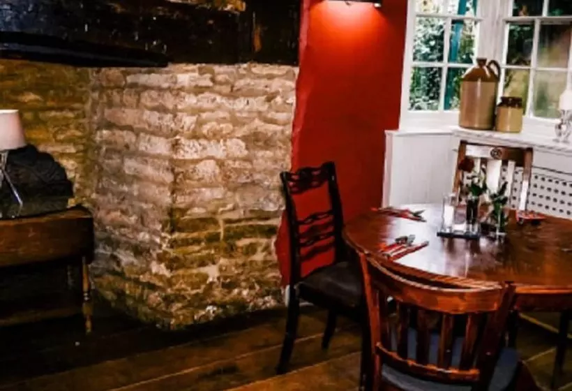 בית מלון כפרי The Bell Inn Charlbury