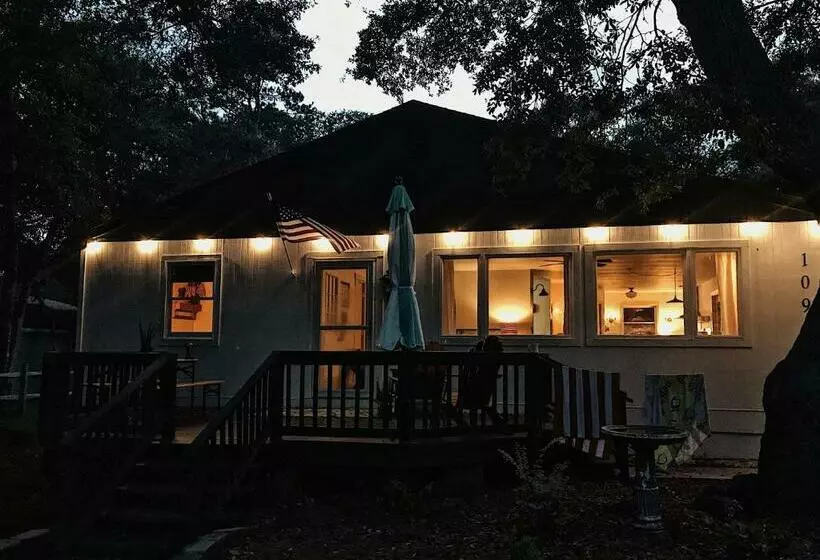 Cottage By The Sea: Pagnotto Shellback House