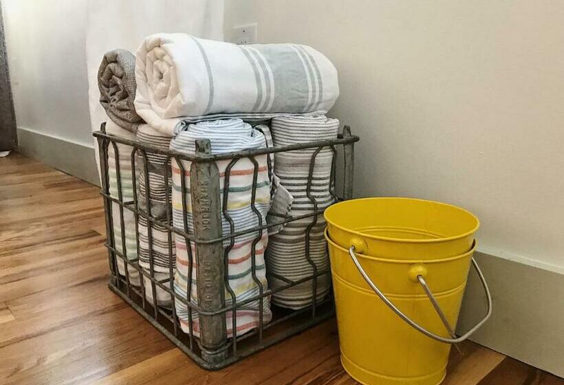 Cottage By The Sea: Pagnotto Shellback House