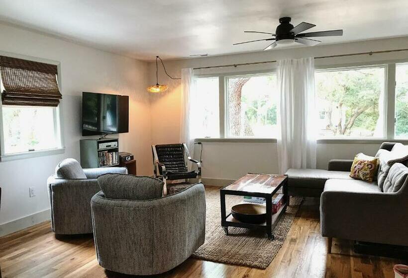 Cottage By The Sea: Pagnotto Shellback House