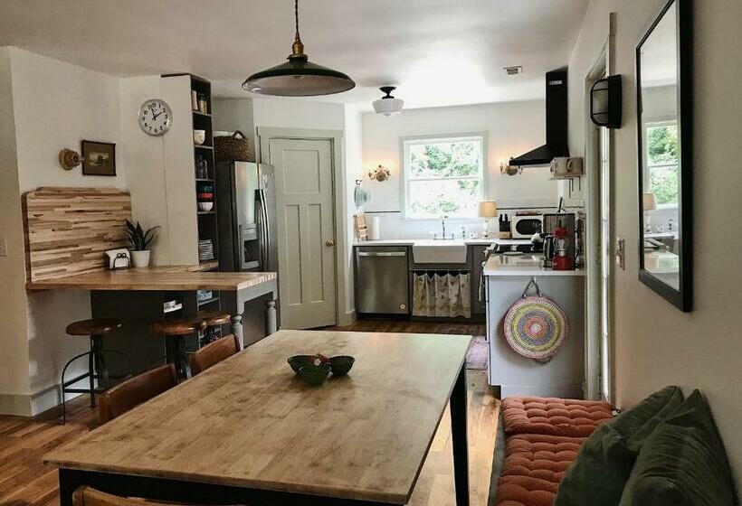 Cottage By The Sea: Pagnotto Shellback House