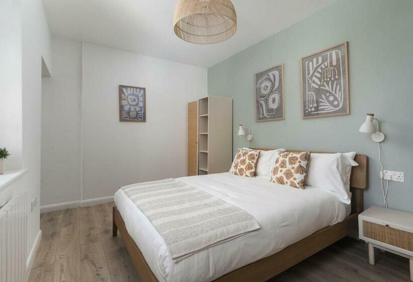 Contemporary First Floor Apartment Central Penzance