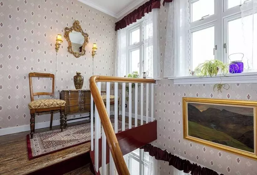 Downtown   Retro Decor   Stunning Views   Terrace