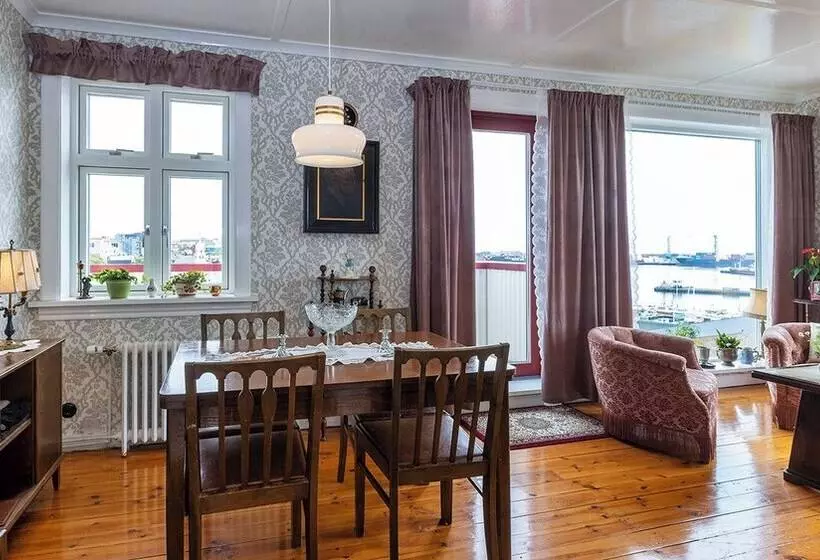 Downtown   Retro Decor   Stunning Views   Terrace