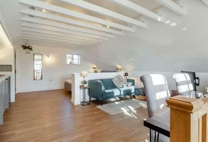 Studio Flat In Heritage Triangle, Diss