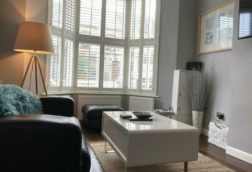 Tynwald Beachside Town House, West Kirby By Rework Accommodation