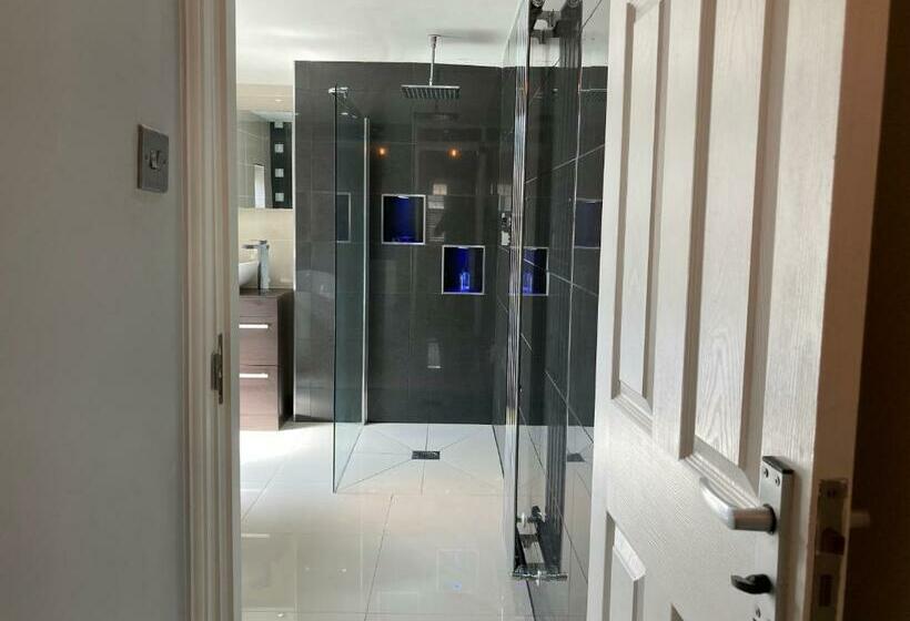 Tynwald Beachside Town House, West Kirby By Rework Accommodation