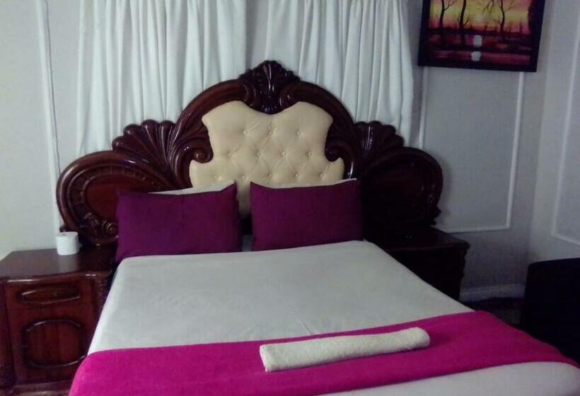 פנסיון Marcilee Guesthouse