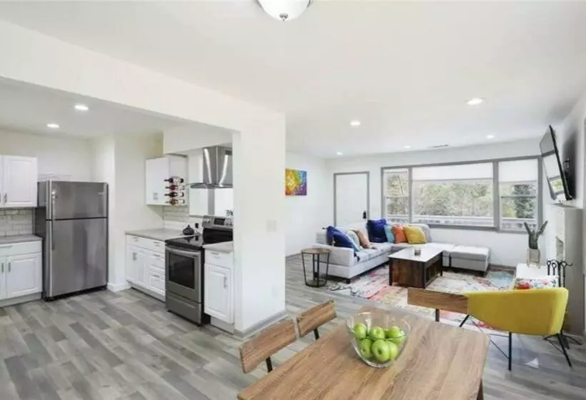 Spacious Home On A Hill Near Dwntwn Atl, 3bd 2ba Excluding Basement