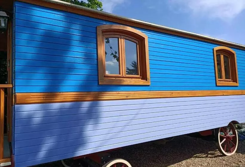 ベッドアンドブレックファースト Roulotte Authentique  Le Temps D Une Pause En Face Du Beaujolais   Climatisation Et Borne Recharge V