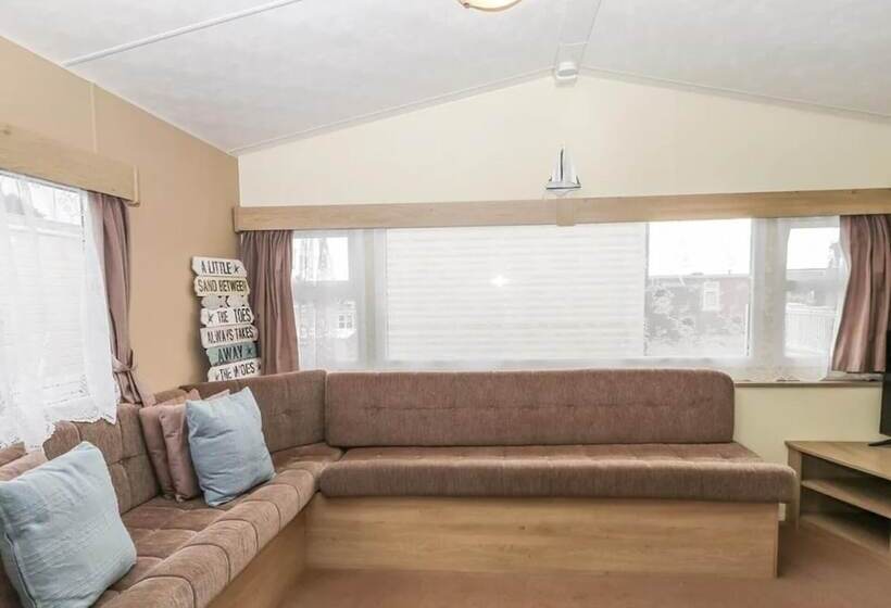 Charming And Peaceful 2 Bed Chalet In Hampshire