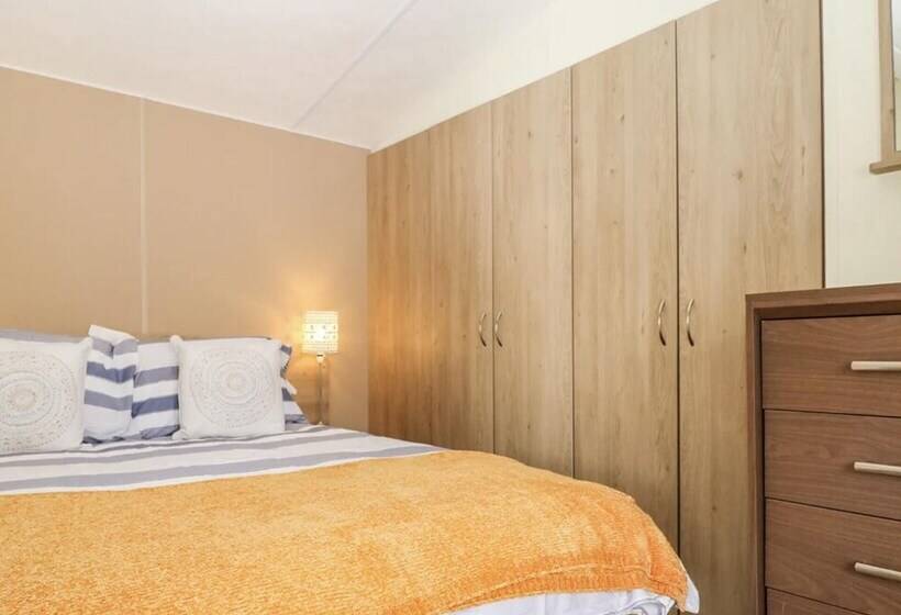 Charming And Peaceful 2 Bed Chalet In Hampshire