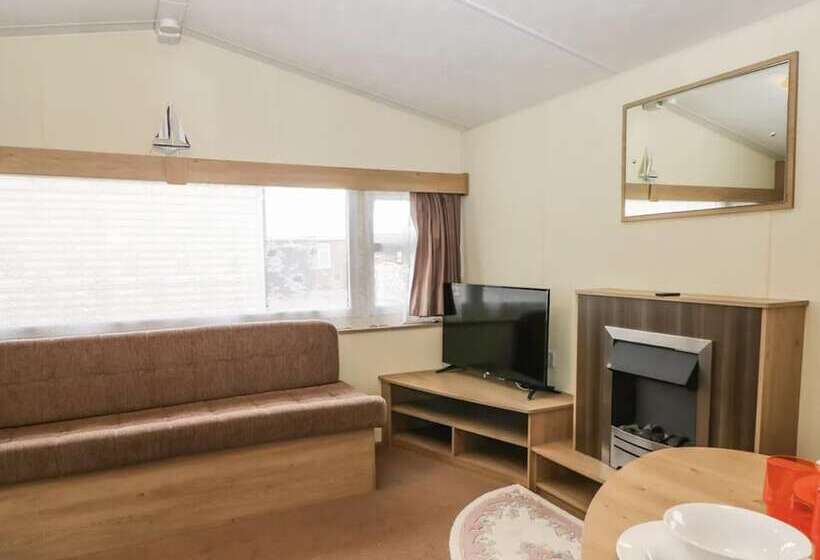 Charming And Peaceful 2 Bed Chalet In Hampshire