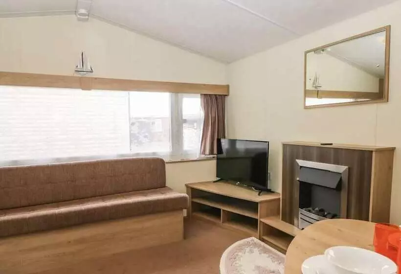 Charming And Peaceful 2 Bed Chalet In Hampshire
