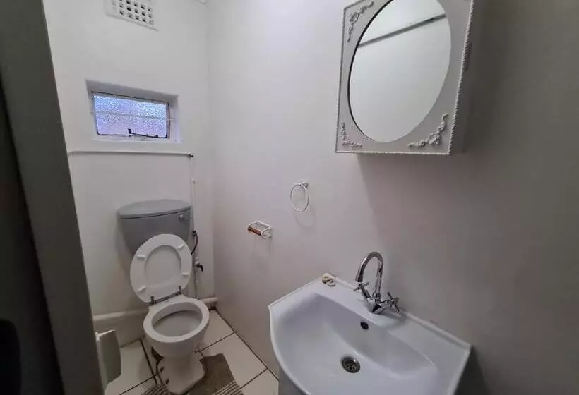 Majatalo Zenith House Boston Self Catering Accomodation