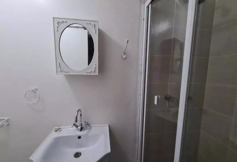 Majatalo Zenith House Boston Self Catering Accomodation