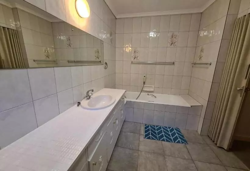 Majatalo Zenith House Boston Self Catering Accomodation