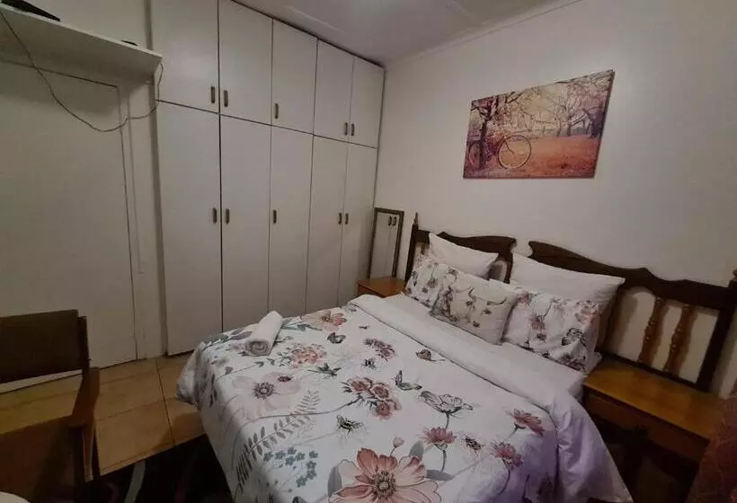 Majatalo Zenith House Boston Self Catering Accomodation