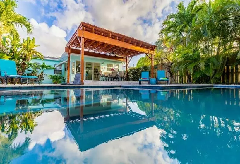 Beachside Bliss Lush Private Pool, Bbq, King Bed