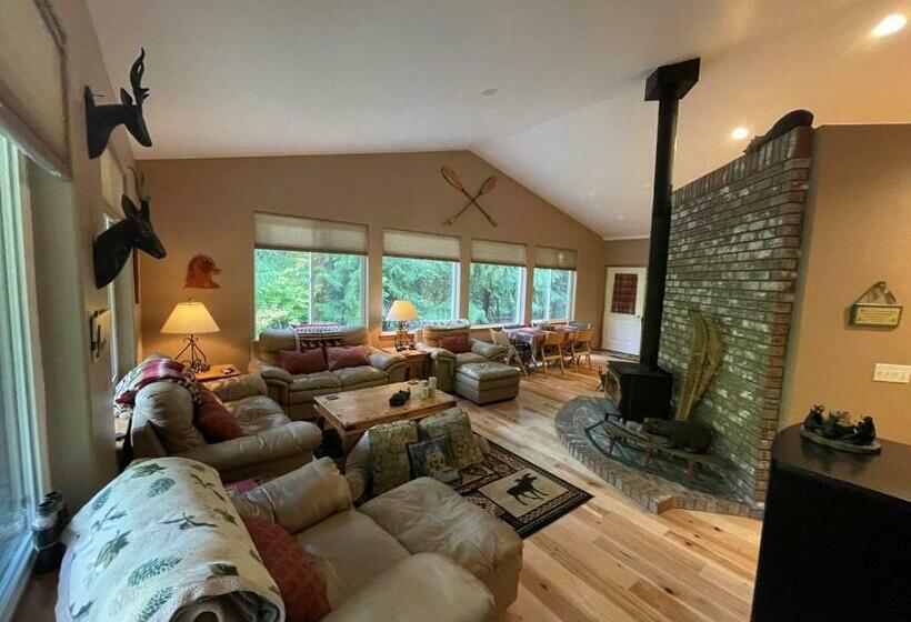 Cozy Riverfront Retreat