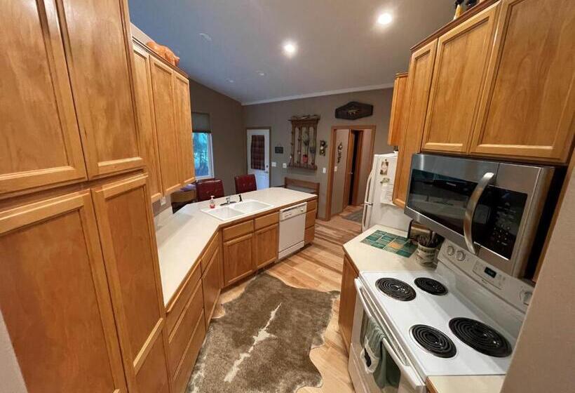 Cozy Riverfront Retreat