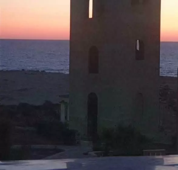 شاليه غرفتين ع البحر بقريه اندلسيه مرسي مطروح