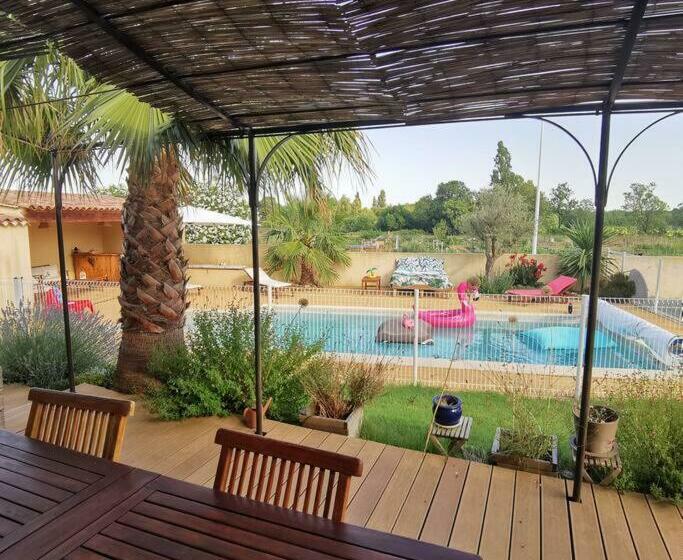 Aux Portes De La Camargue Entre Nîmes Et Arles