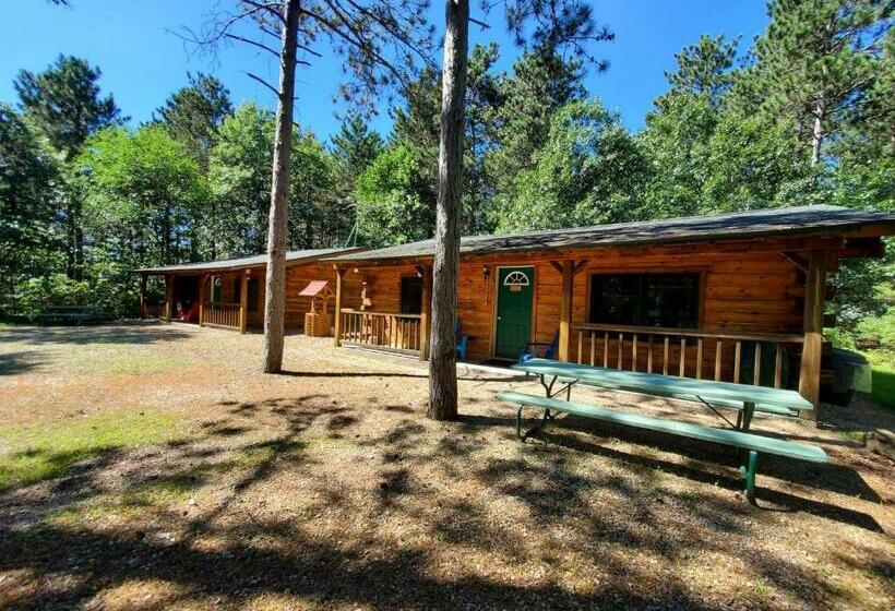 Crossroads Motel & Cabins