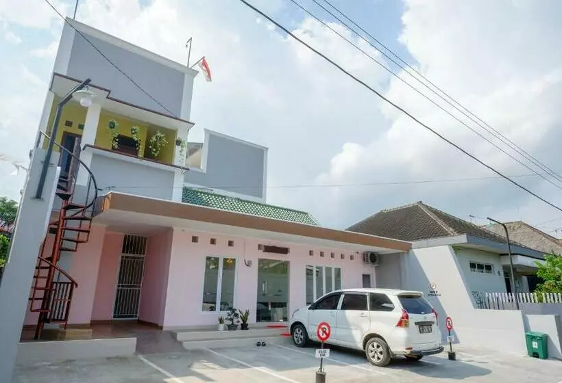 Hotelli Reddoorz Near Rita Supermall Purwokerto 2