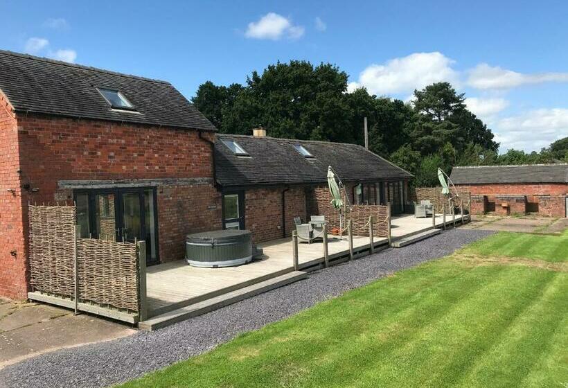 The Stables And Granary At Shawbroom Farm