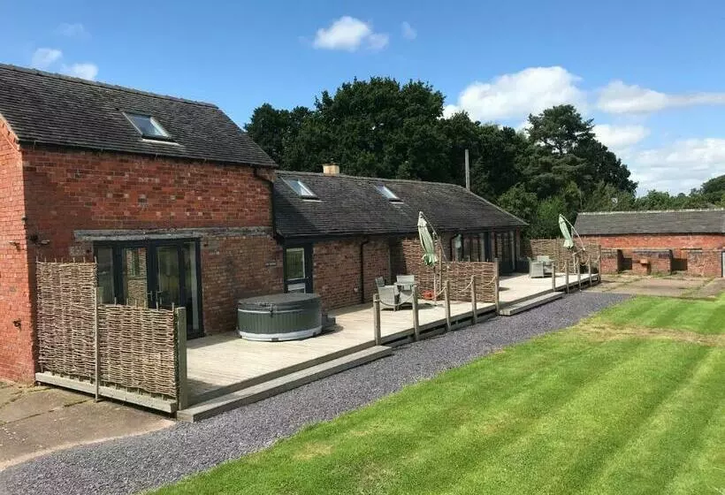The Stables And Granary At Shawbroom Farm