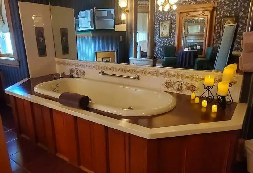 The Weis Mansion Bed And Breakfast