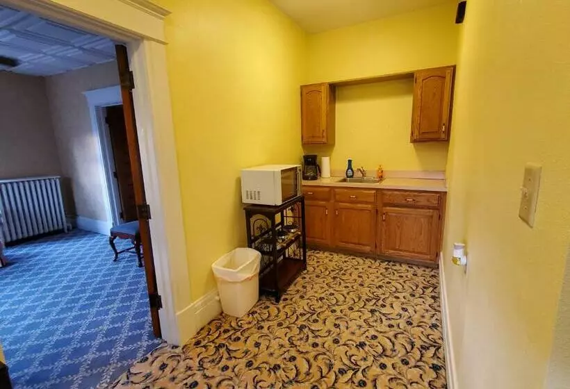 The Weis Mansion Bed And Breakfast