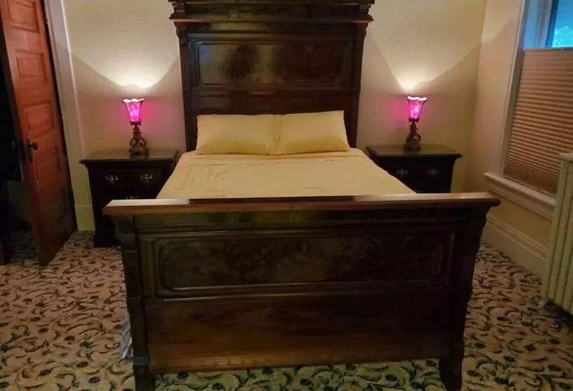 The Weis Mansion Bed And Breakfast