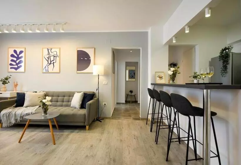 Thunderstorm Spacious 2br Apt At Piata Romana