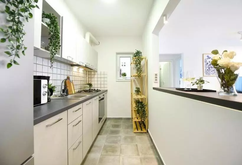 Thunderstorm Spacious 2br Apt At Piata Romana
