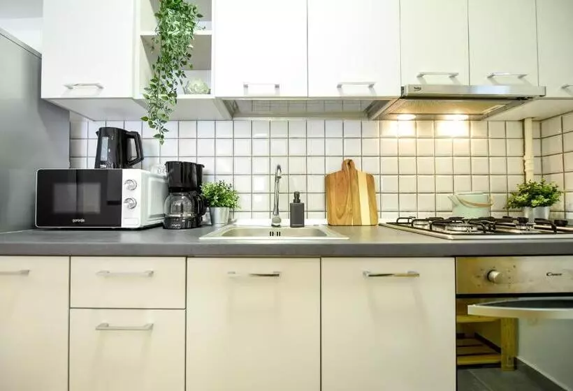 Thunderstorm Spacious 2br Apt At Piata Romana
