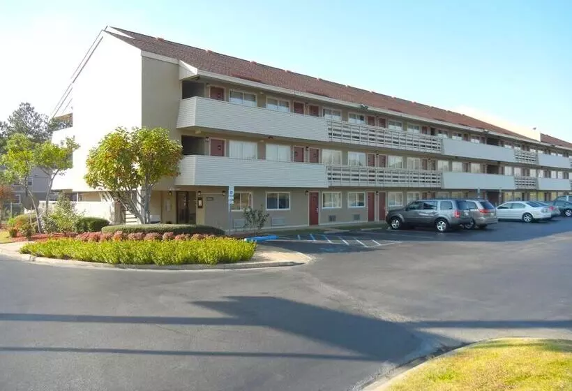 هتل Fair View Inn & Suites