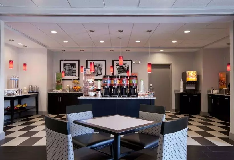 Отель Hampton Inn & Suites Roanoke Airport