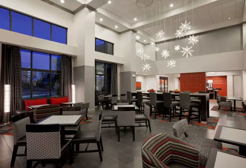 Отель Hampton Inn & Suites Roanoke Airport