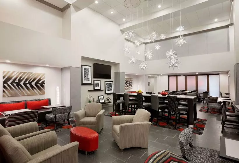 Отель Hampton Inn & Suites Roanoke Airport