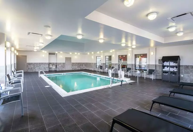 Отель Hampton Inn & Suites Roanoke Airport