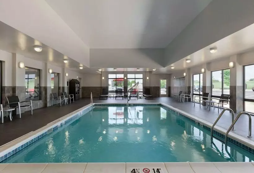 Отель Hampton Inn & Suites Roanoke Airport