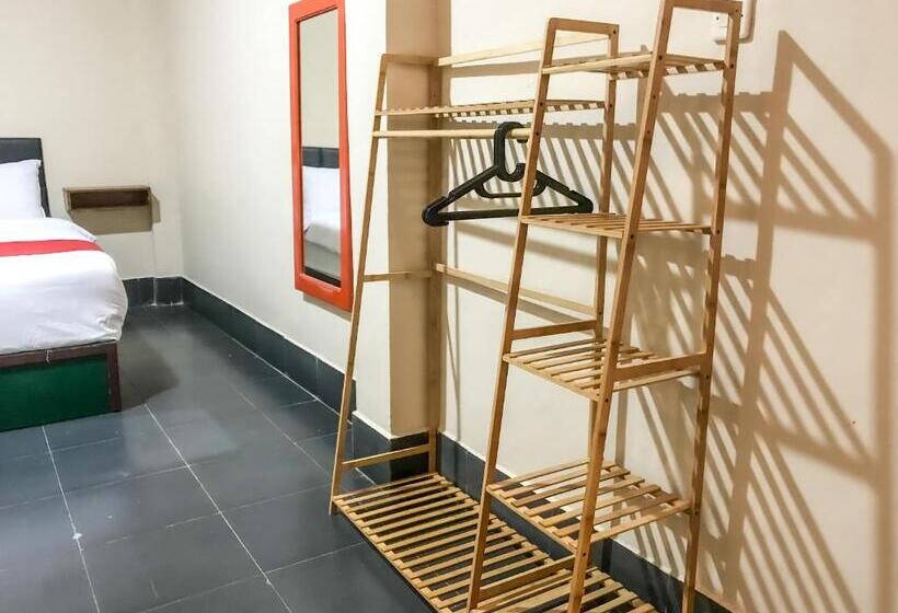 Отель Reddoorz @ Jalan Gelanggang Remaja Waena Jayapura