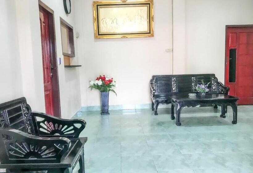 Отель Reddoorz @ Jalan Gelanggang Remaja Waena Jayapura