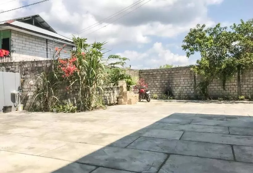ホテル Reddoorz @ Jalan Gelanggang Remaja Waena Jayapura