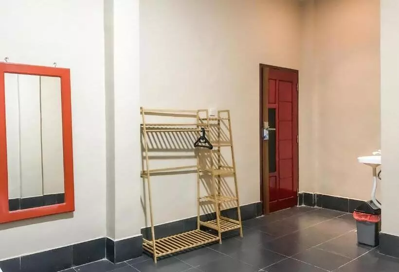 ホテル Reddoorz @ Jalan Gelanggang Remaja Waena Jayapura