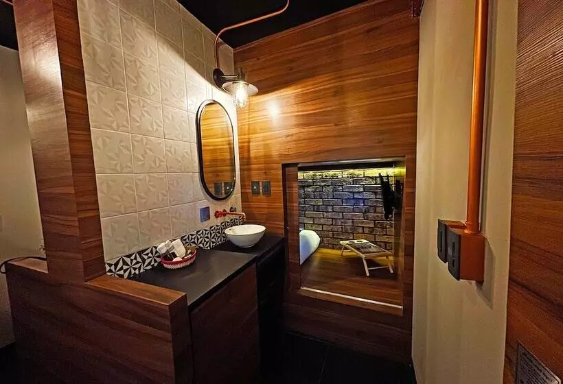 هتل کپسول Cadillac Cocoon Beds
