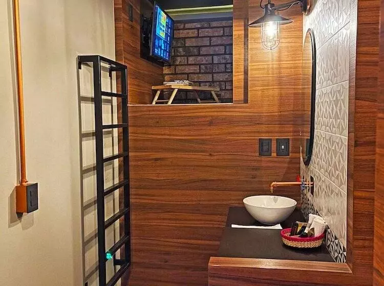 هتل کپسول Cadillac Cocoon Beds
