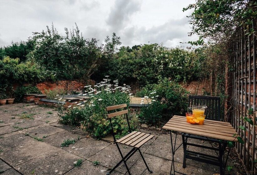 Park End House   Parking, Pet Friendly